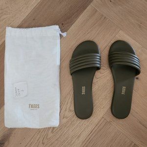 NWT TKEES Olive Green Serena Sandals Size 7